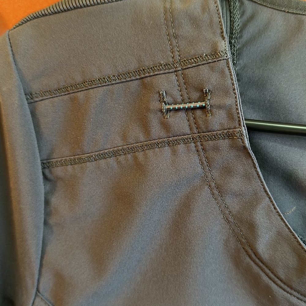 Cherokee Infinity scrub top - Picture 3 of 4